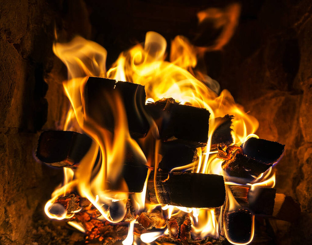 Καύση καυσόξυλων στο τζάκι, κουζίνα, μακροεντολή - Φωτογραφία, εικόνα