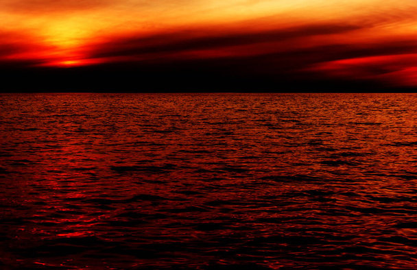 湖の上の赤い夕日黙示録深紅の血の夕日 - 写真・画像