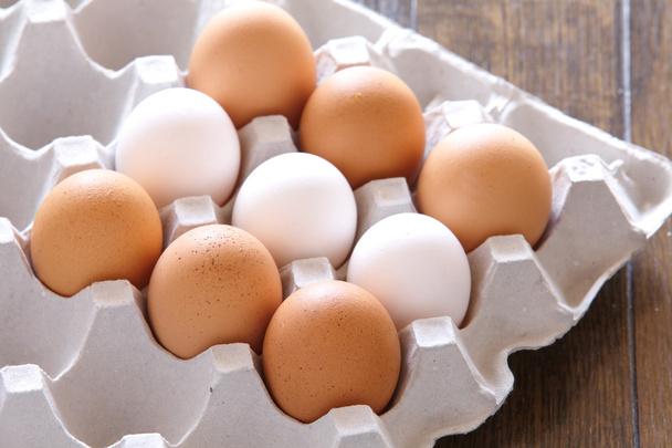 ruskeat ja valkoiset munat
 - Valokuva, kuva