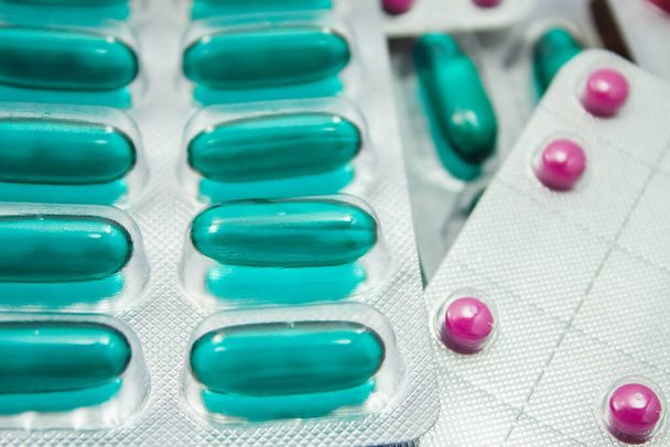 packings of medicine pills and capsules - Foto, imagen