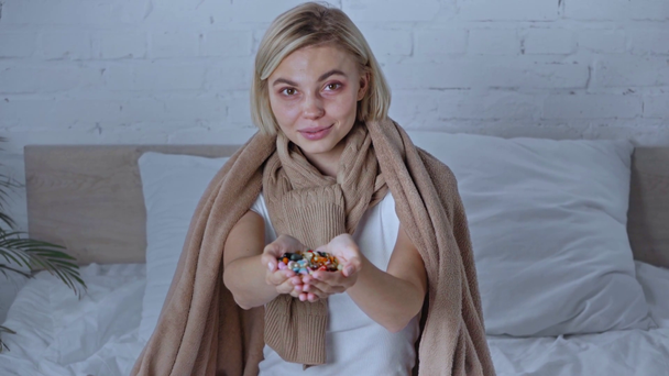 chora kobieta trzymająca tabletki w kubkach w domu - Materiał filmowy, wideo
