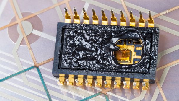 Égett integrált áramkör belsejében, rugalmas PCB membrán részletességgel. Látható szilícium ostya és finom arany vezetékek lyukba olvadt mikrochip csomag DIP-20. A sérült elektronikus alkatrész cseréje. - Fotó, kép