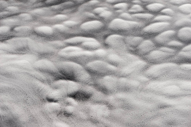 white foam on water and waves background texture,  gray river froth, cumulus foam, airy foam, beige sea lake foam, foam on the water with bubbles, foam aggregates, white foam close-up macro, lather - Foto, afbeelding