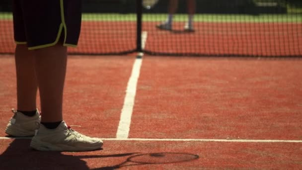 Crop man felkészülés tenisz mérkőzés ellenfél - Felvétel, videó