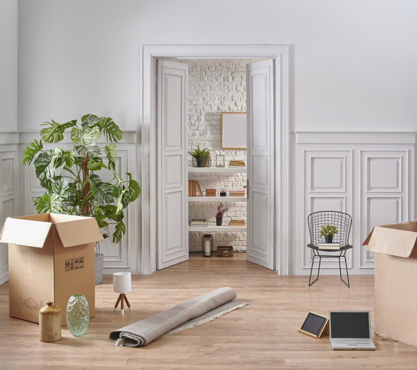 Mudándose de casa, pared clásica blanca, caja de cartón y accesorio. - Foto, imagen