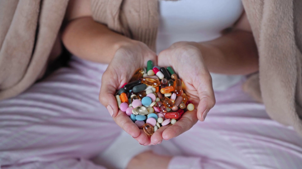 fókusz húzza a tabletták cupped kezekben a nő - Felvétel, videó