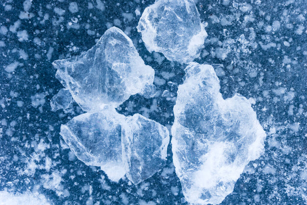 morceaux de glace transparente sur la texture de fond de glace, eau gelée - Photo, image