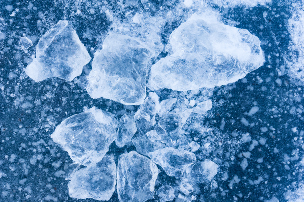 кусочки прозрачного льда на фоне льда текстуры, замороженная вода - Фото, изображение