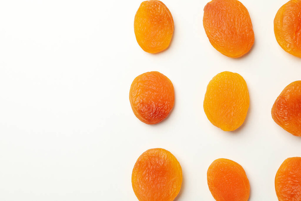 Pose plate avec abricot séché sur fond blanc - Photo, image