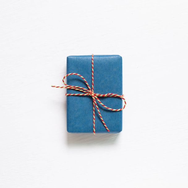 blaue Geschenkbox isoliert auf weißem Hintergrund. Ansicht von oben - Foto, Bild