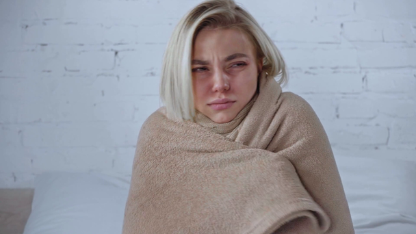 jeune femme malade enveloppée dans la toux couverture à la maison - Séquence, vidéo