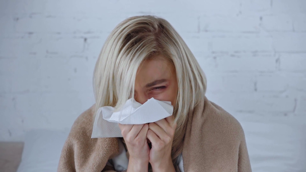 zieke jonge vrouw niezen in weefsel thuis - Video