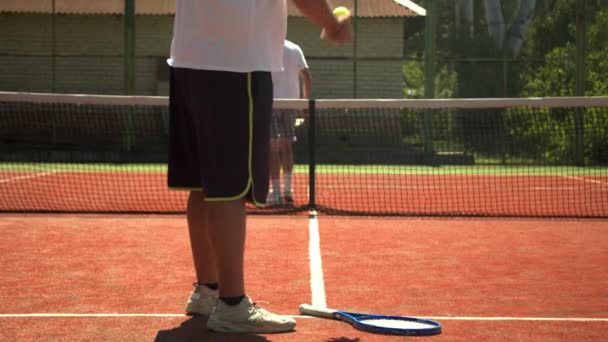 Erntehelfer bereitet sich auf Tennis-Match mit Gegner vor - Filmmaterial, Video