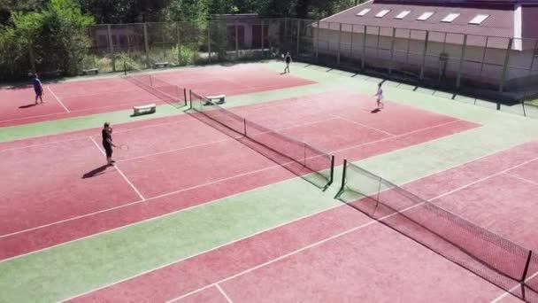 Giocatori di tennis durante la partita in campo in estate - Filmati, video