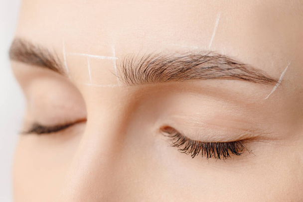 Marquage blanc pour correction des sourcils sur le visage de la femme - Photo, image