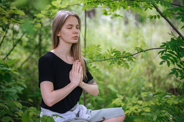Meditation und Interaktion mit der Natur. Mädchen im grünen Wald - Foto, Bild