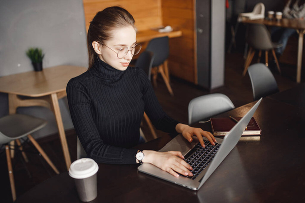 Jeune homme d'affaires mène des affaires en ligne ordinateur à la maison avec tasse de café, tandis que la quarantaine de coronavirus dans le pays - Photo, image