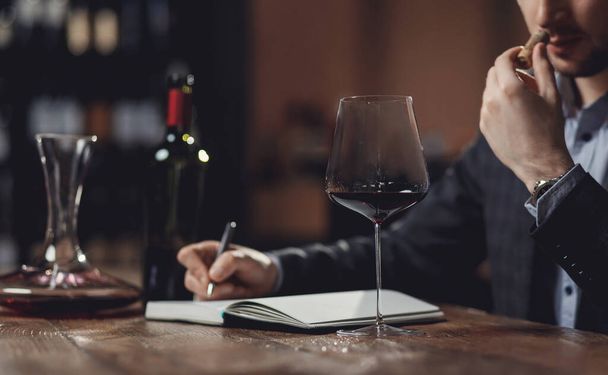 ワインメーカーソムリエ男スニッフィング香り赤ワインでガラス - 写真・画像