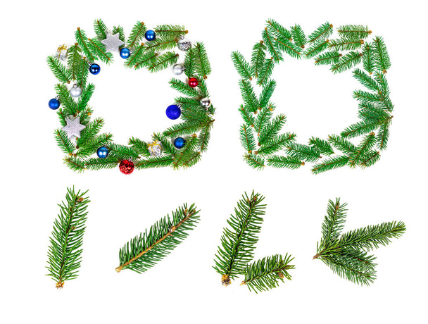 緑のモミの木の枝と青と銀光沢のあるクリスマスの花輪の装飾伝統的なボールと白い背景に隔離されたグリーティング招待カードのためのボール. - 写真・画像