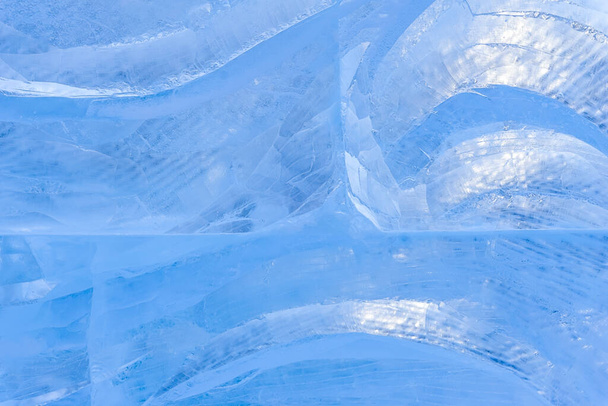 kék jég textúra egy minta és repedések háttér, jég fagyasztott jégpálya téli háttér, textúra a jégfelület tervezők, blokkok fagyasztott víz - Fotó, kép