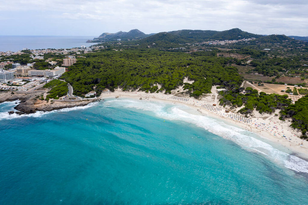 Antenni näkymä ihmiset uivat lahdella Cala Agulla Mallorca Espanja - Valokuva, kuva