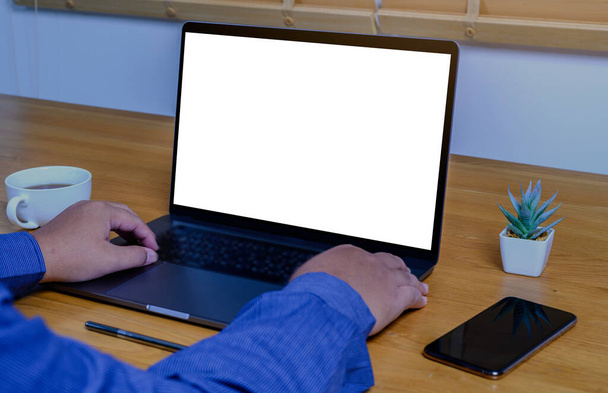ラップトップコンピュータを使用してビジネスマンの手机の上に白い背景をモックアップします。空白の画面を持つノートパソコン. - 写真・画像
