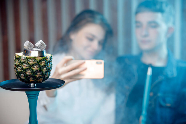 Charbons chauds narguilé dans un bol d'ananas pour fumer shisha vacances turques traditionnelles - Photo, image