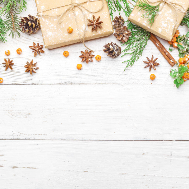 Vánoční rámeček z jedlových větví, bobulí a kornoutu Vánoční tapety. Byt ležel, horní pohled, kopírovací prostor - Fotografie, Obrázek