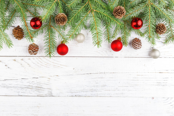 Новорічна композиція з рамкою ялинових гілок, різдвяними прикрасами та сосновими шишками. Плоский прошарок, вид зверху
 - Фото, зображення