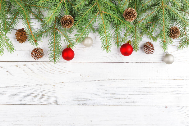Новорічна композиція з рамкою ялинових гілок, різдвяними прикрасами та сосновими шишками. Плоский прошарок, вид зверху
 - Фото, зображення