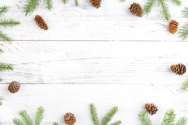 Composición navideña con marco de ramas de abeto y conos de pino. Piso tendido, vista superior - Foto, imagen