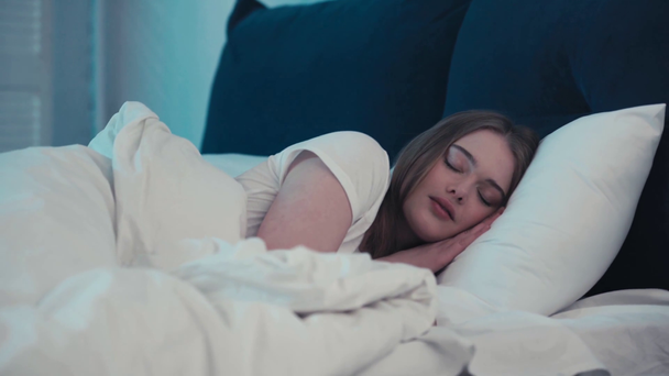 Giovane donna che va a dormire la notte - Filmati, video