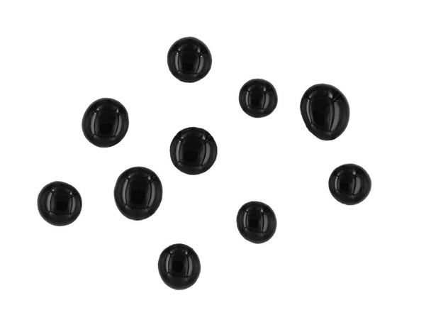 Csöpögő fekete festék elszigetelt fehér háttérrel. Folyó fűtőolaj fröccsenés, cseppek és nyomvonal - Fotó, kép