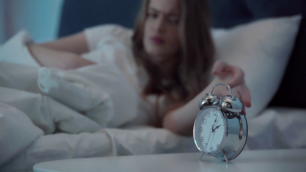 選択的フォーカス女性目覚めと目覚まし時計を見て - 映像、動画