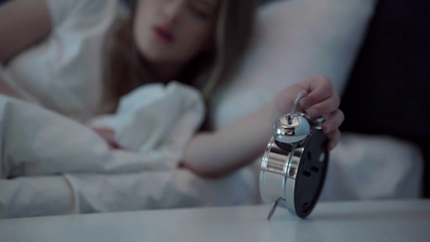 Focus selettivo della giovane donna che ha difficoltà a dormire  - Filmati, video