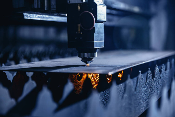 Máquina de corte a laser CNC chapa metálica com faísca de luz. Tecnologia plasma industrial, cor de aço azul - Foto, Imagem