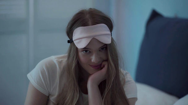 Yüzüne uyku maskesi takan genç bir kadın - Video, Çekim