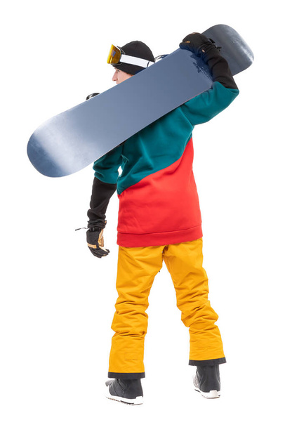 Portret młodego mężczyzny w odzieży sportowej z snowboardem odizolowane białe tło, widok z tyłu - Zdjęcie, obraz