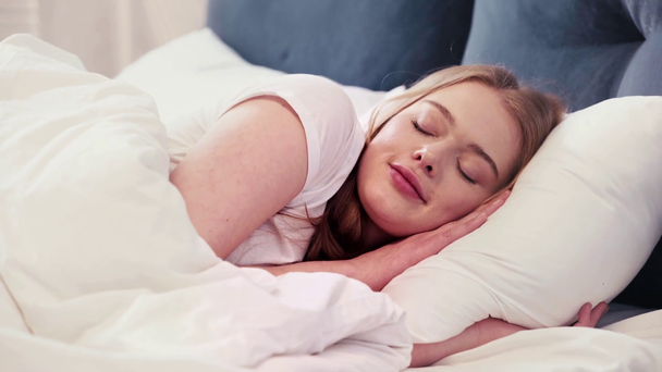 jonge vrouw slapen en het hebben van zoete dromen - Video