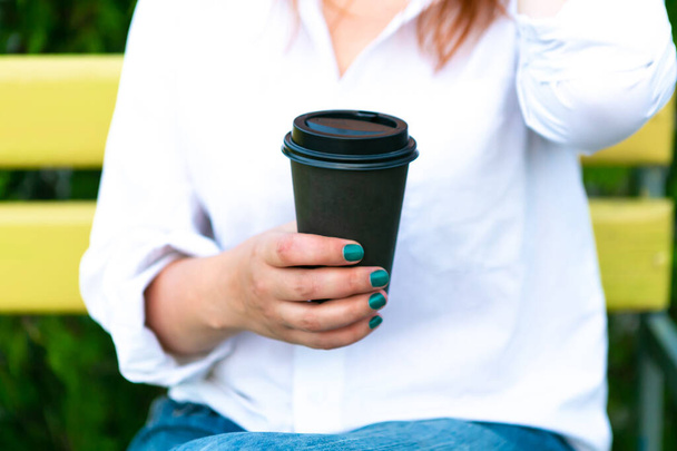 Жінка тримає чашку кави, крупним планом
 - Фото, зображення