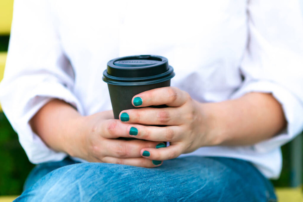 Woman holds take away coffee cup, close up - Foto, Imagen