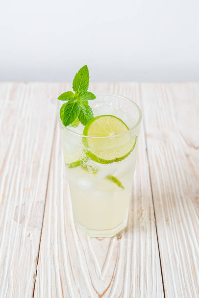 iced lime soda with mint - refreshing drink - Foto, immagini