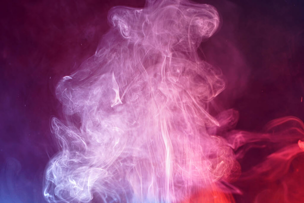 An abstract pink and purple shaded smoke background - Foto, afbeelding