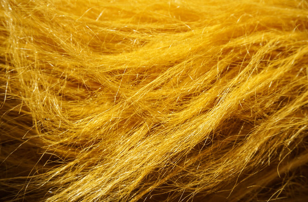 Żółta wełna tekstura tło, tekstura czerwonych włosów zbliżenie, złote puszyste futro, futro z lisa czerwonego, pomarańczowy włochaty materiał futra - Zdjęcie, obraz