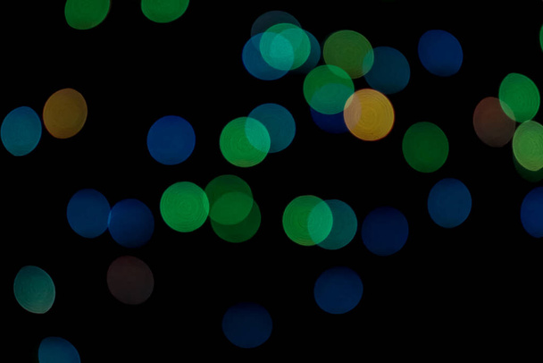 Facula circular desenfocada colorida abstracta. Bokeh borrosa luz de color puede utilizar el fondo. año nuevo bokeh desenfoque - Foto, Imagen