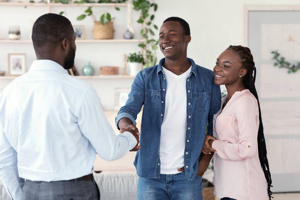 Hombre familia terapeuta y feliz negro pareja apretón de manos en oficina después de la reunión - Foto, imagen