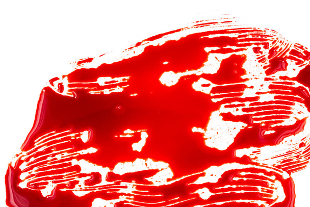 Des éclaboussures sanglantes et des gouttes sur fond blanc. goutte à goutte et suivre le sang rouge (peinture) - Photo, image
