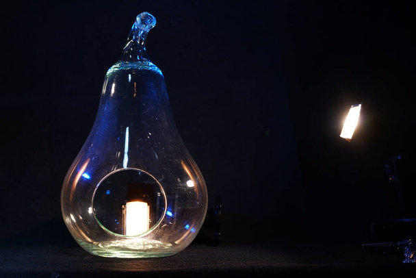 An electric light bulb and flashlights in the darkness - Φωτογραφία, εικόνα