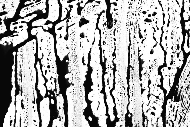 Kapsująca czarna farba na białym tle. Płynący olej opałowy rozpryski, krople i szlak - Zdjęcie, obraz