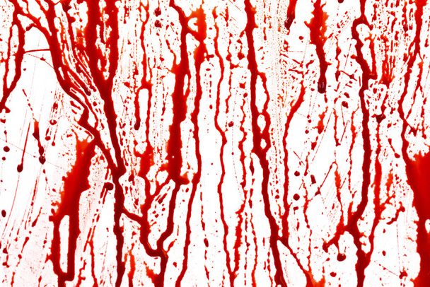 Goteando sangre aislada sobre fondo blanco. Flujo de salpicaduras de sangre roja, gotas y rastro - Foto, Imagen